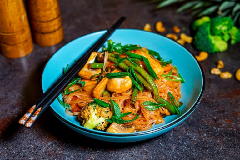 Vegan Sweet and Sour Noodles Wok House logo Wok House Tg. Mureș Autentic Thai Contact Wok House Tg. Mureș restaurant tg mures targu mures livrare mancare restaurant thai restaurant autentic thai kitchen mancare thai livrare mures mancare mures thai mures taste of thailand thai food mures livrare rapida meniu thai
