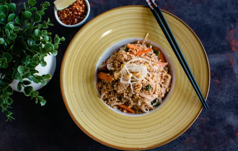Pad Thai with Chicken Wok House logo Wok House Tg. Mureș Autentic Thai Contact Wok House Tg. Mureș restaurant tg mures targu mures livrare mancare restaurant thai restaurant autentic thai kitchen mancare thai livrare mures mancare mures thai mures taste of thailand thai food mures livrare rapida meniu thai